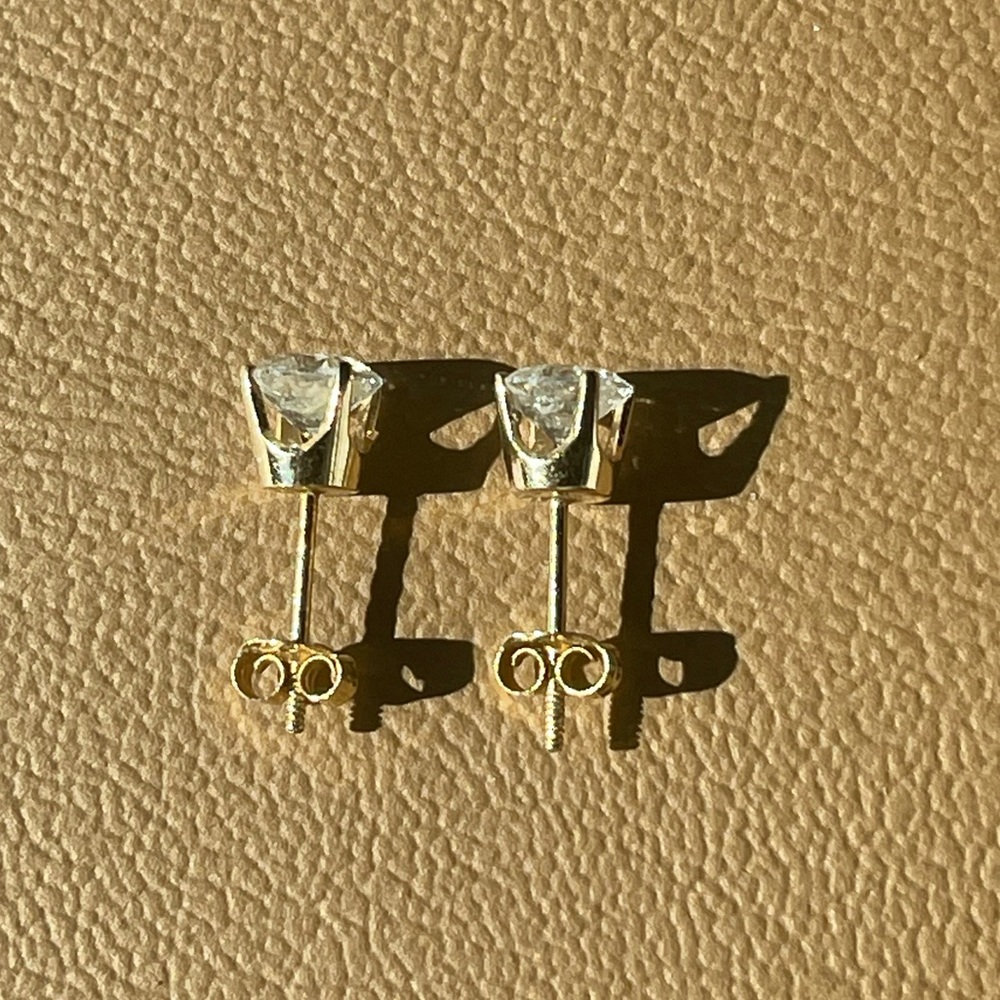 Diamond studs. - Picture 3 of 3
